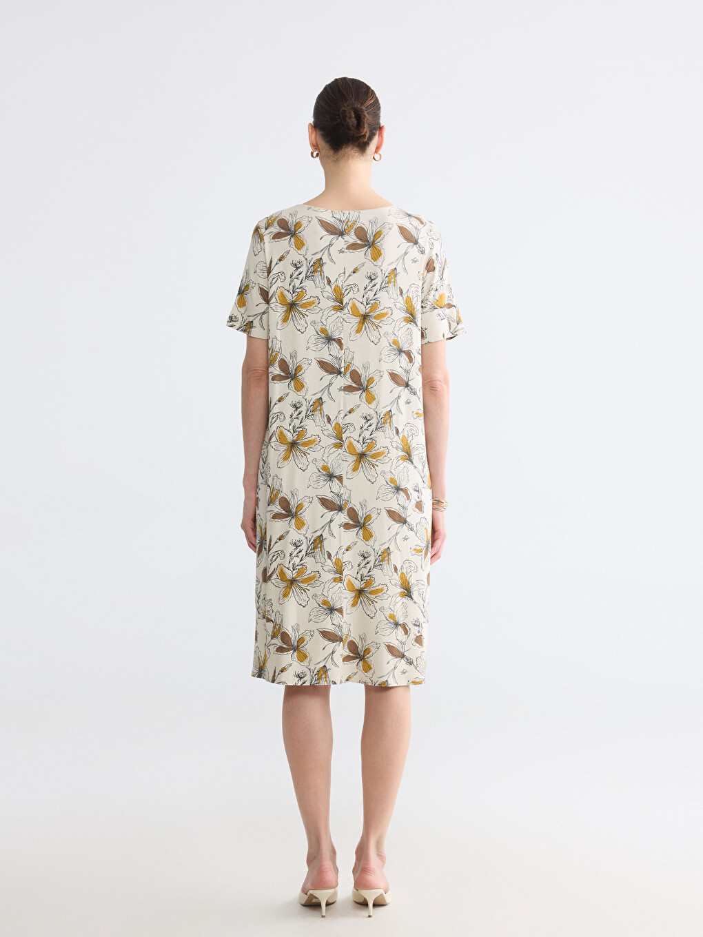 Rochie cu model cu guler rotund-3