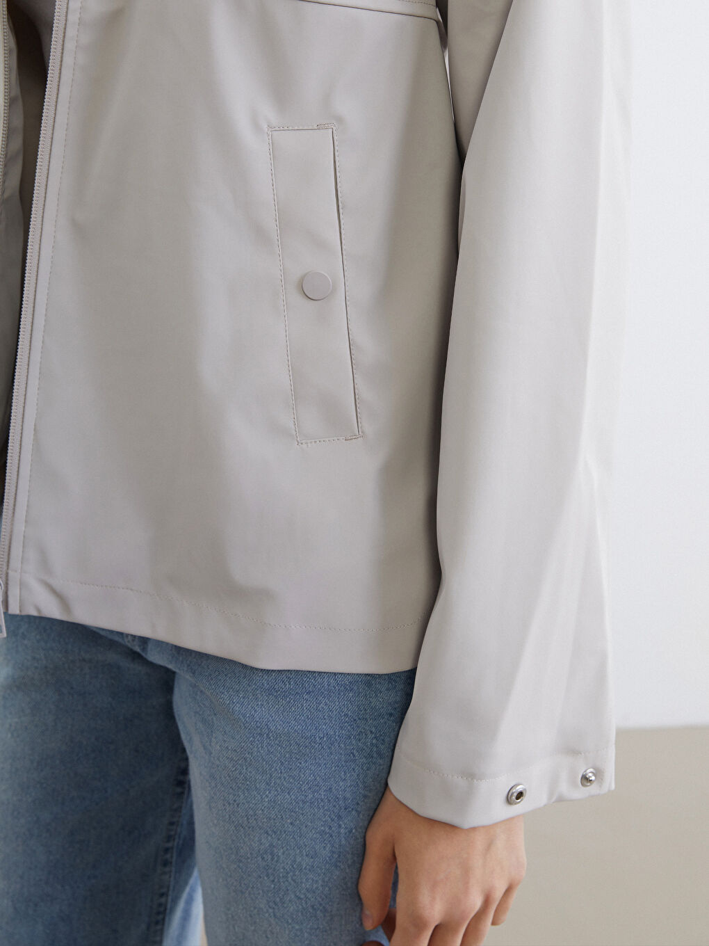 Bej Kapüşonlu Kadın Yağmurluk-2