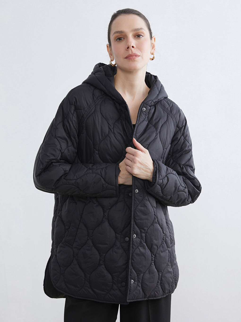 Siyah Kapüşonlu Kapitone Kadın Şişme Mont