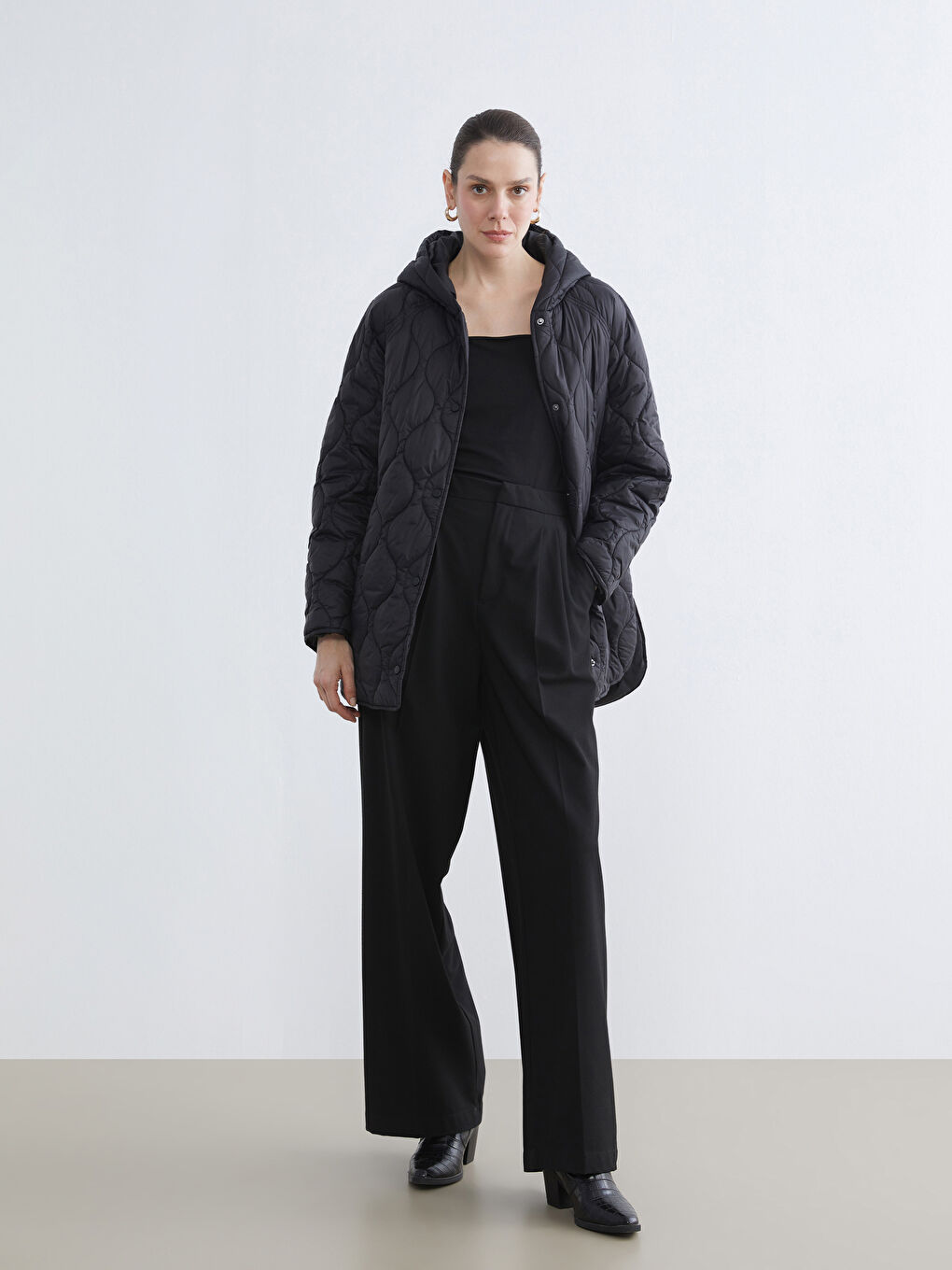 Siyah Kapüşonlu Kapitone Kadın Şişme Mont-1