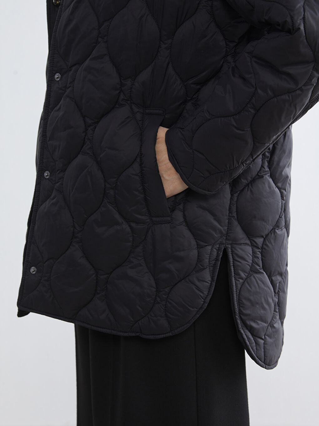 Siyah Kapüşonlu Kapitone Kadın Şişme Mont-2