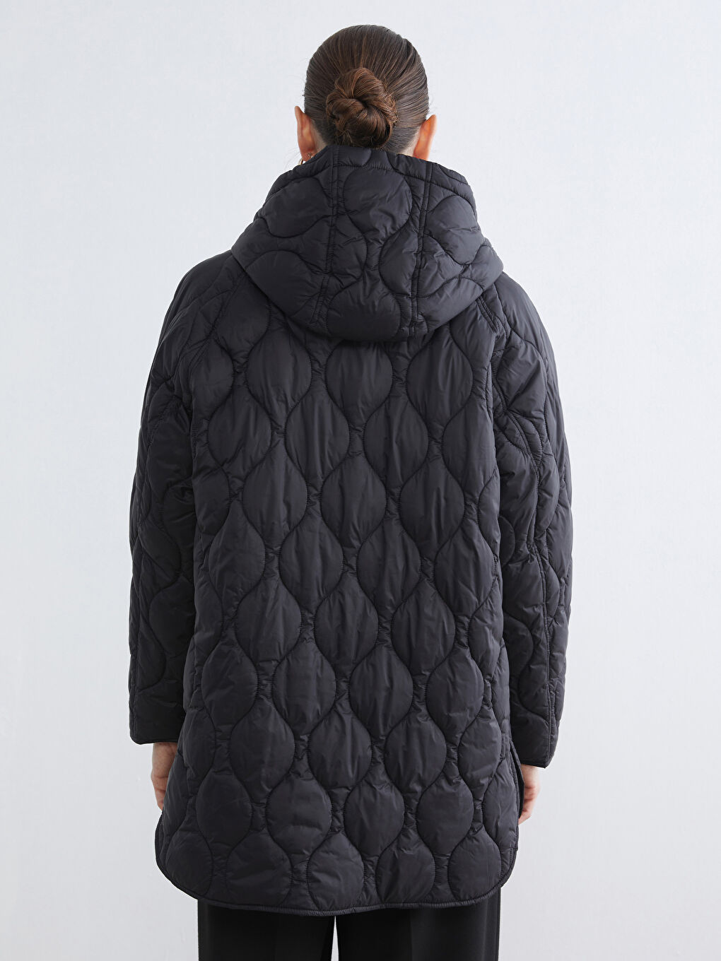 Siyah Kapüşonlu Kapitone Kadın Şişme Mont-4