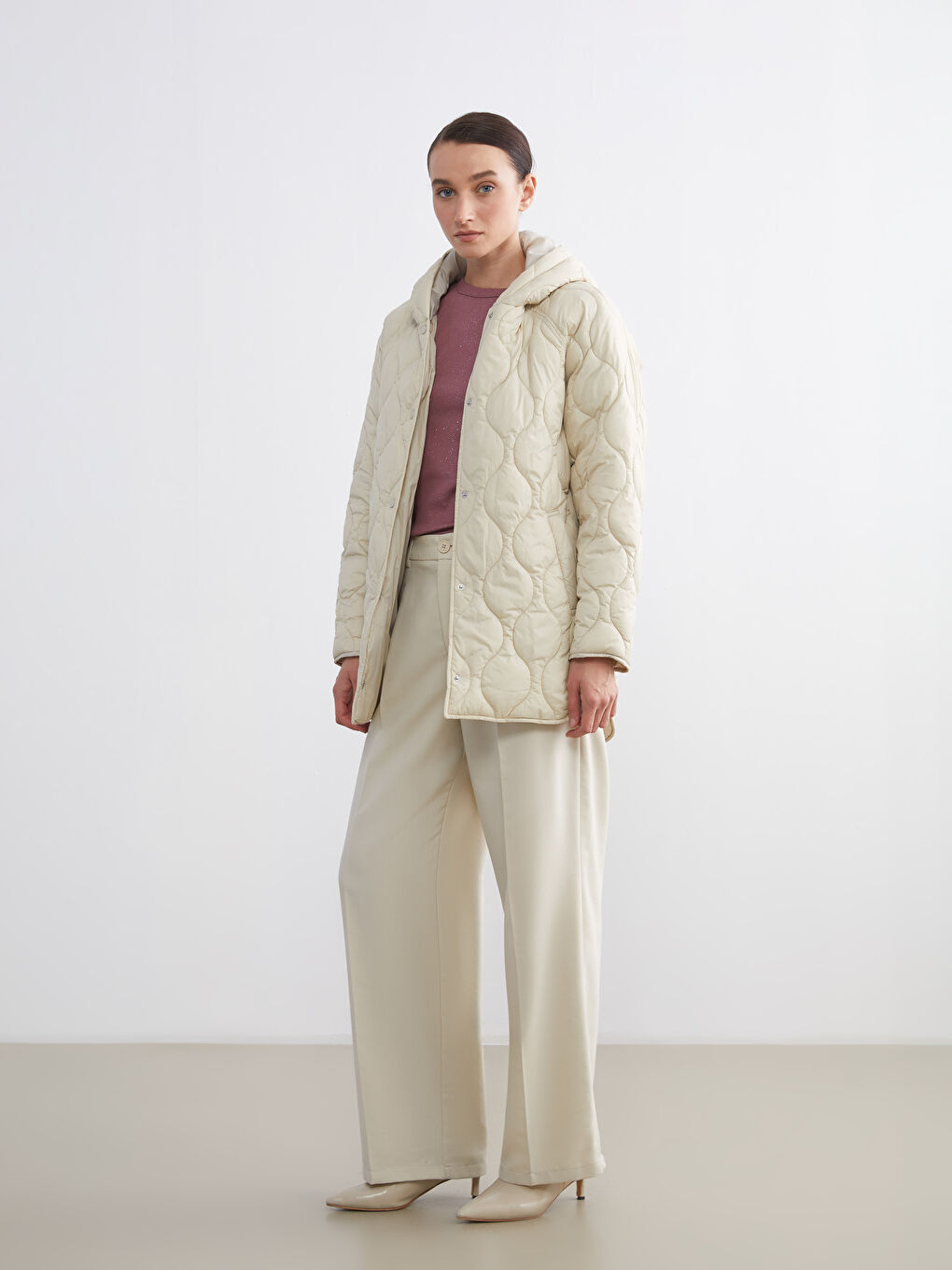 Bej Kapüşonlu Kapitone Kadın Şişme Mont-1