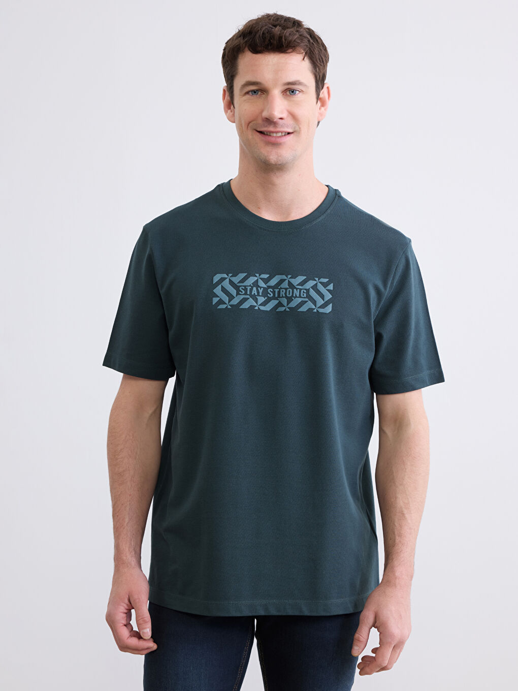 تي شيرت رجالي مطبوع بياقة دائرية من جيرسي