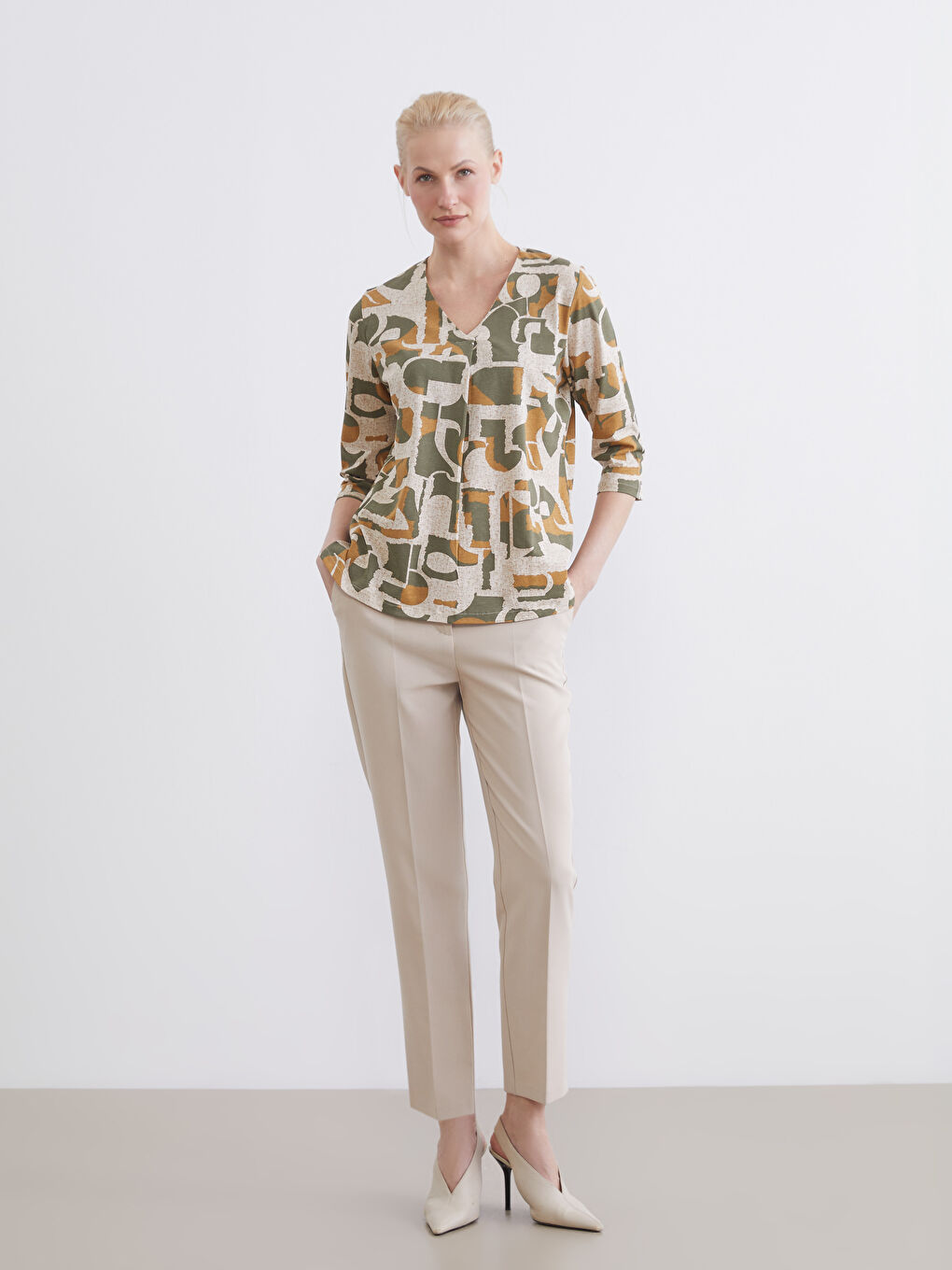 Blouse à motifs avec encolure en V pour femme-1