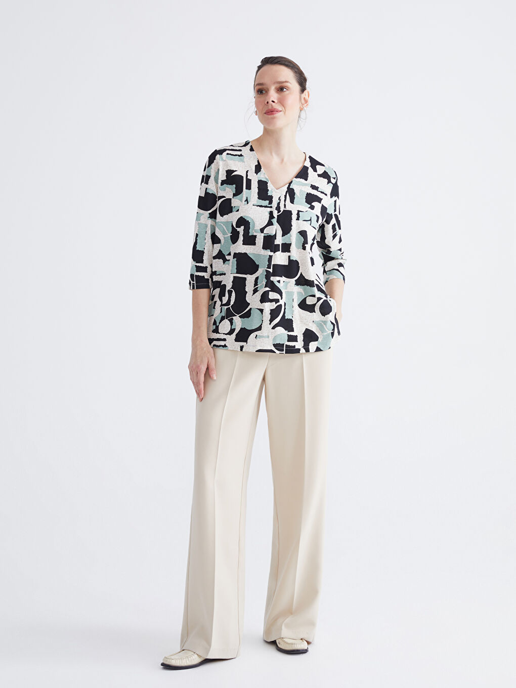 Siyah V Yaka Desenli Kadın Bluz-2