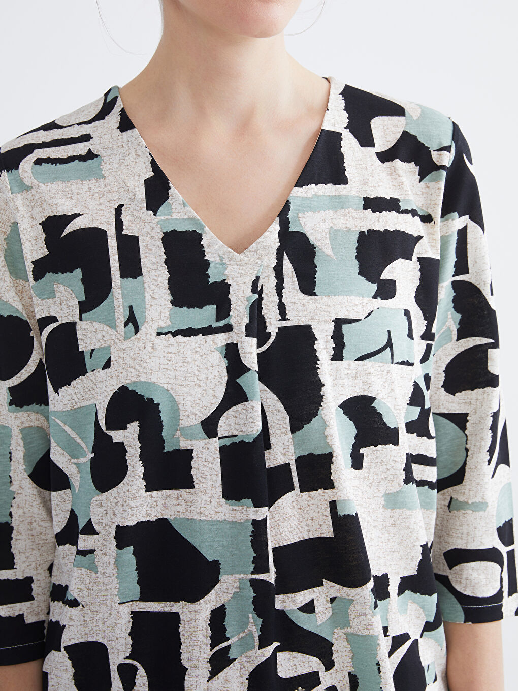 Siyah V Yaka Desenli Kadın Bluz-4