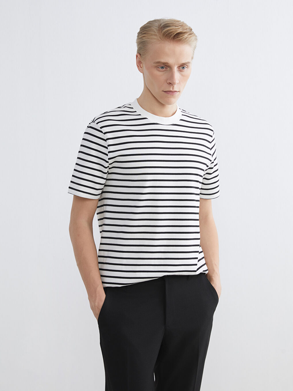 Мужская полосатая футболка с круглым вырезом