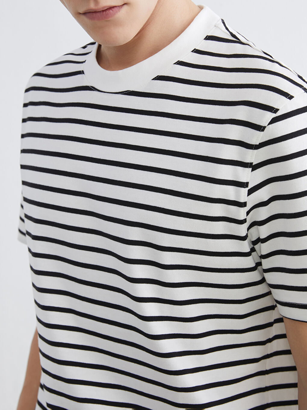 Мужская полосатая футболка с круглым вырезом-2