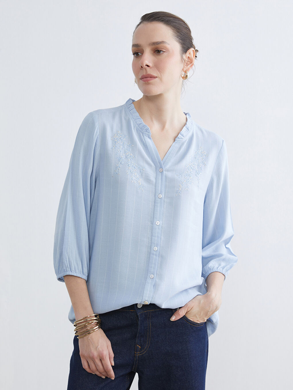 Cămașă pentru femei cu guler înalt, cu volane și broderie.