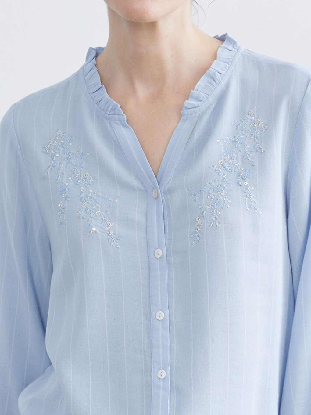 Cămașă pentru femei cu guler înalt, cu volane și broderie.-2