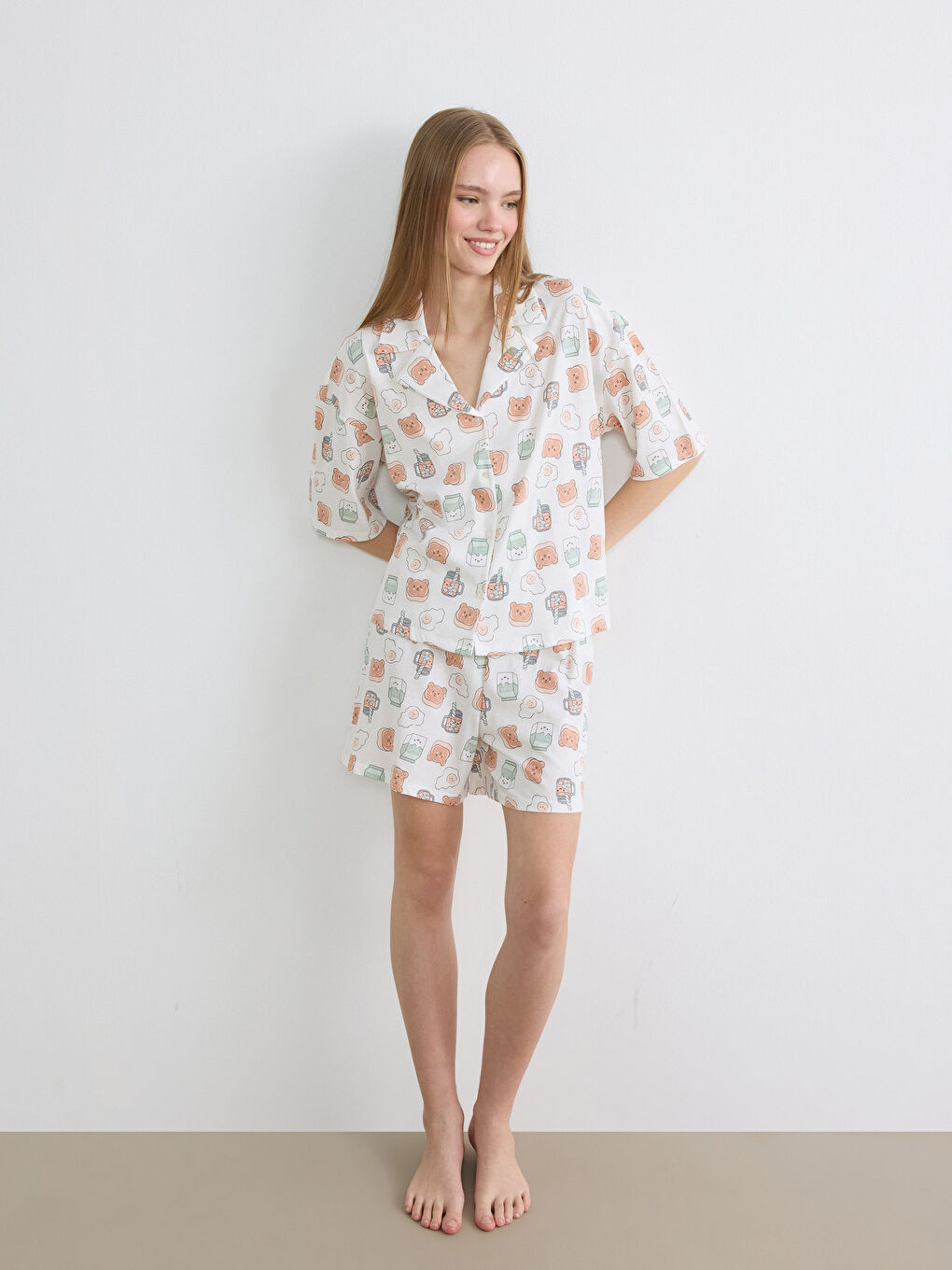 طقم بيجاما قصير منقوش برقبة بياقة للسيدات