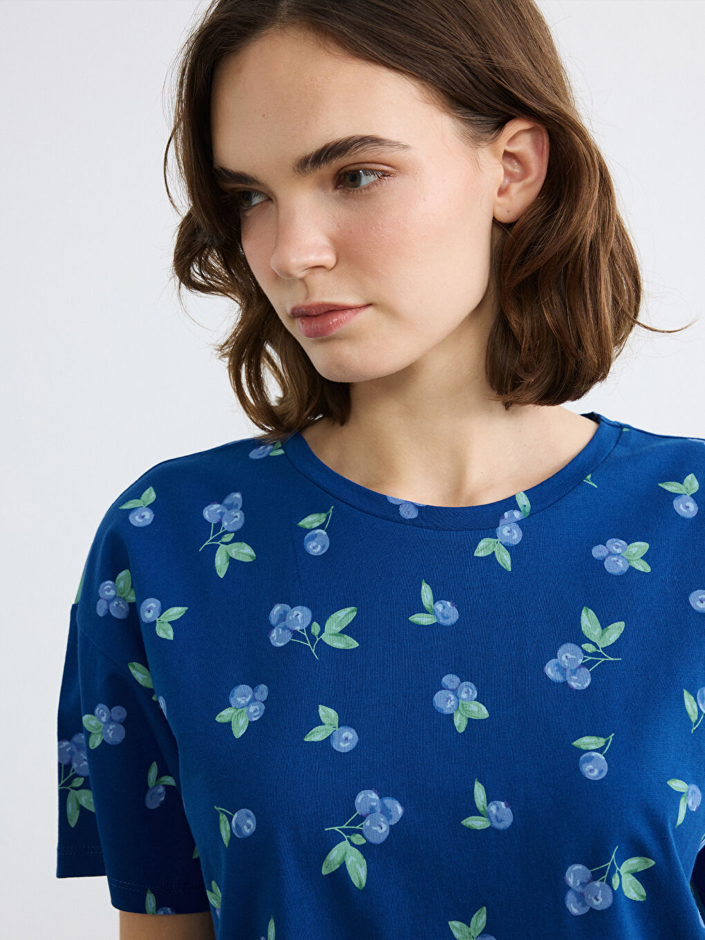 Cherry-print women's pajama set with a crew neck.-1