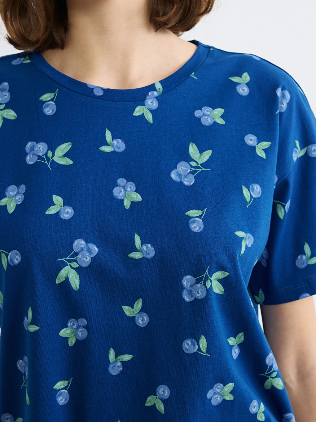 Cherry-print women's pajama set with a crew neck.-2