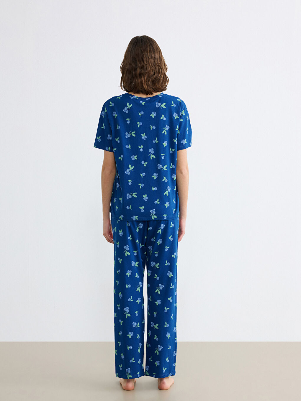 Cherry-print women's pajama set with a crew neck.-3