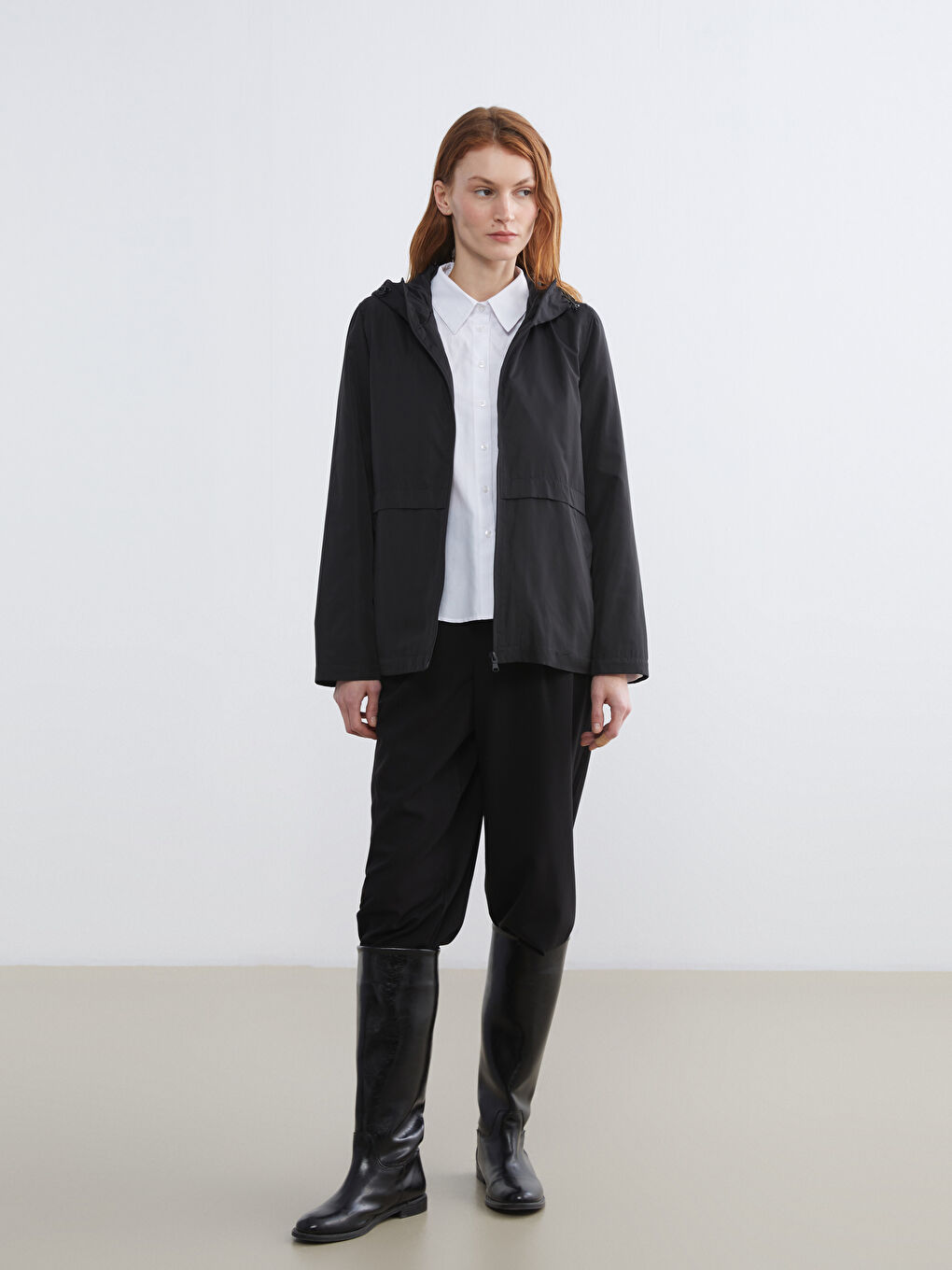 Siyah Kapüşonlu Kadın Yağmurluk-1