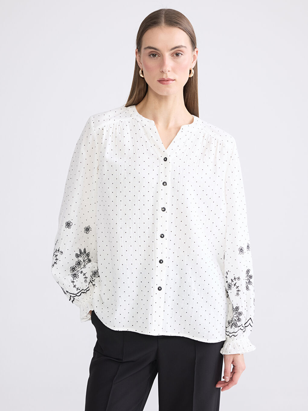 Блуза от муселин на точки с деколте с прорез