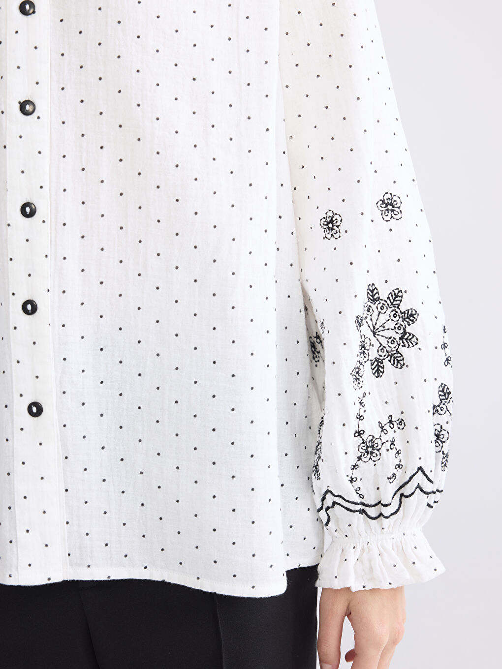 Блуза от муселин на точки с деколте с прорез-2