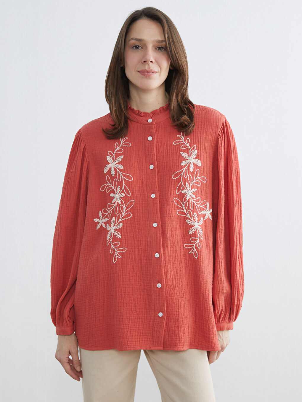Turuncu Fırfırlı Hakim Yaka Çiçek Nakışlı Oversize Bluz
