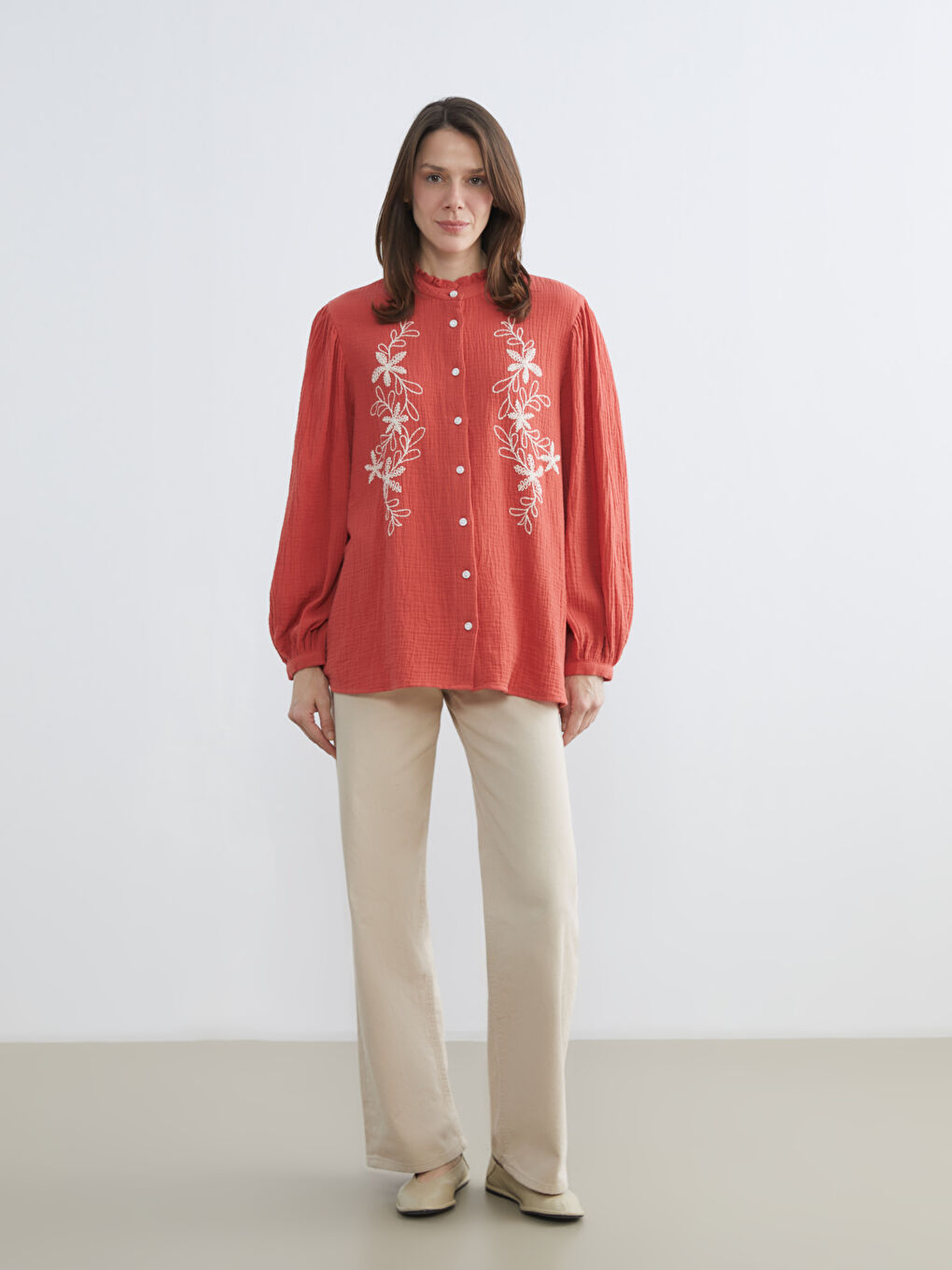 Turuncu Fırfırlı Hakim Yaka Çiçek Nakışlı Oversize Bluz-1