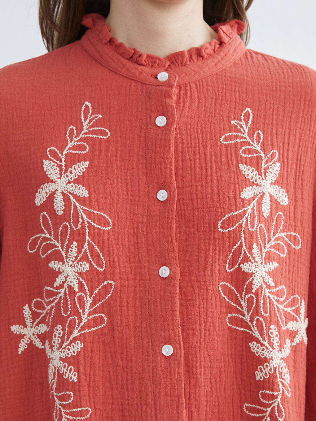 Turuncu Fırfırlı Hakim Yaka Çiçek Nakışlı Oversize Bluz-2