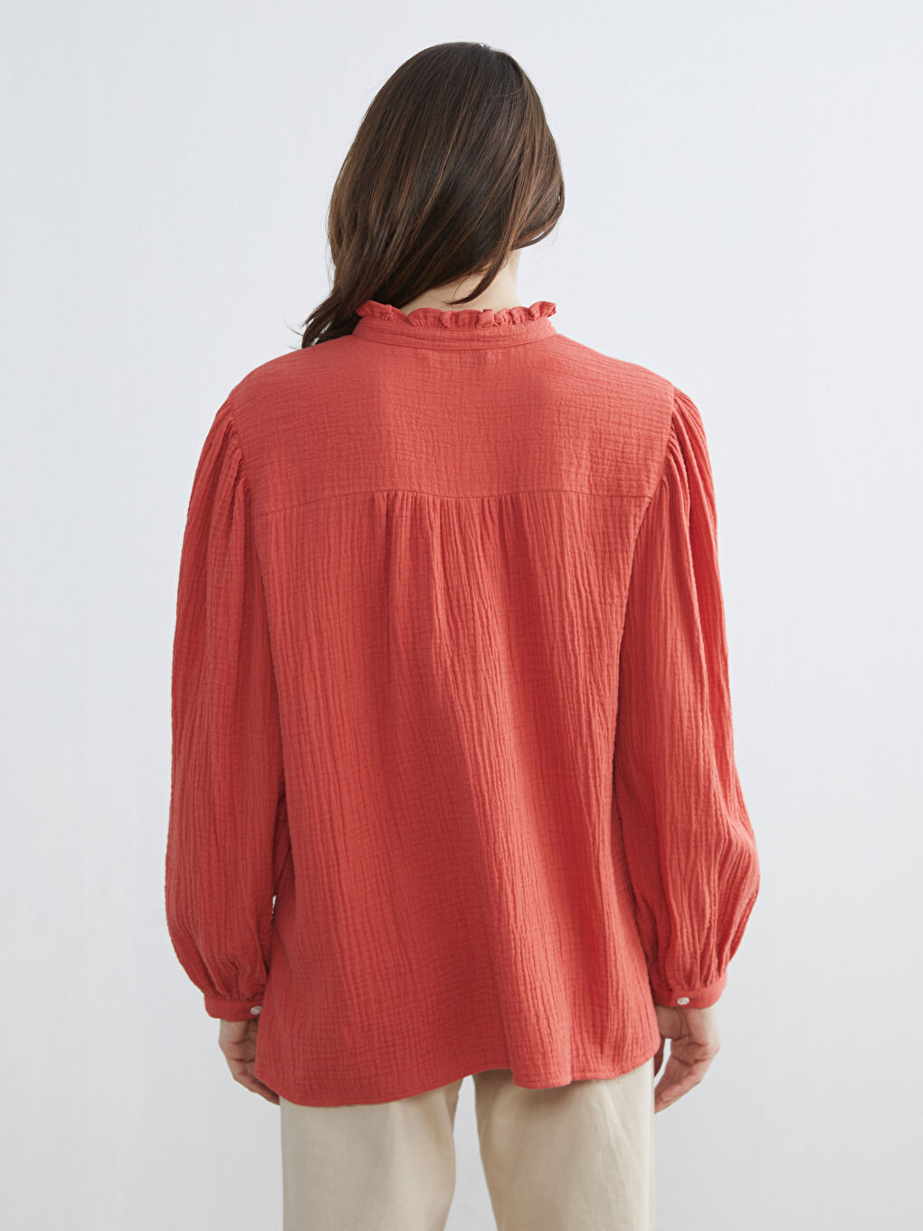 Turuncu Fırfırlı Hakim Yaka Çiçek Nakışlı Oversize Bluz-3