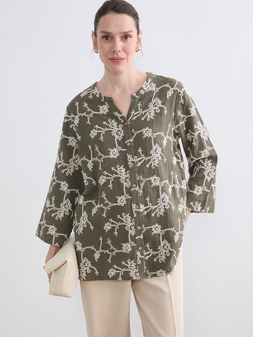 Блуза с прорез деколте и бродерия