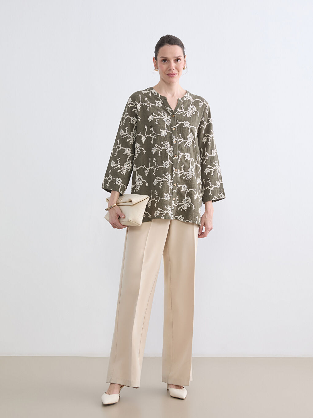 Блуза с прорез деколте и бродерия-1