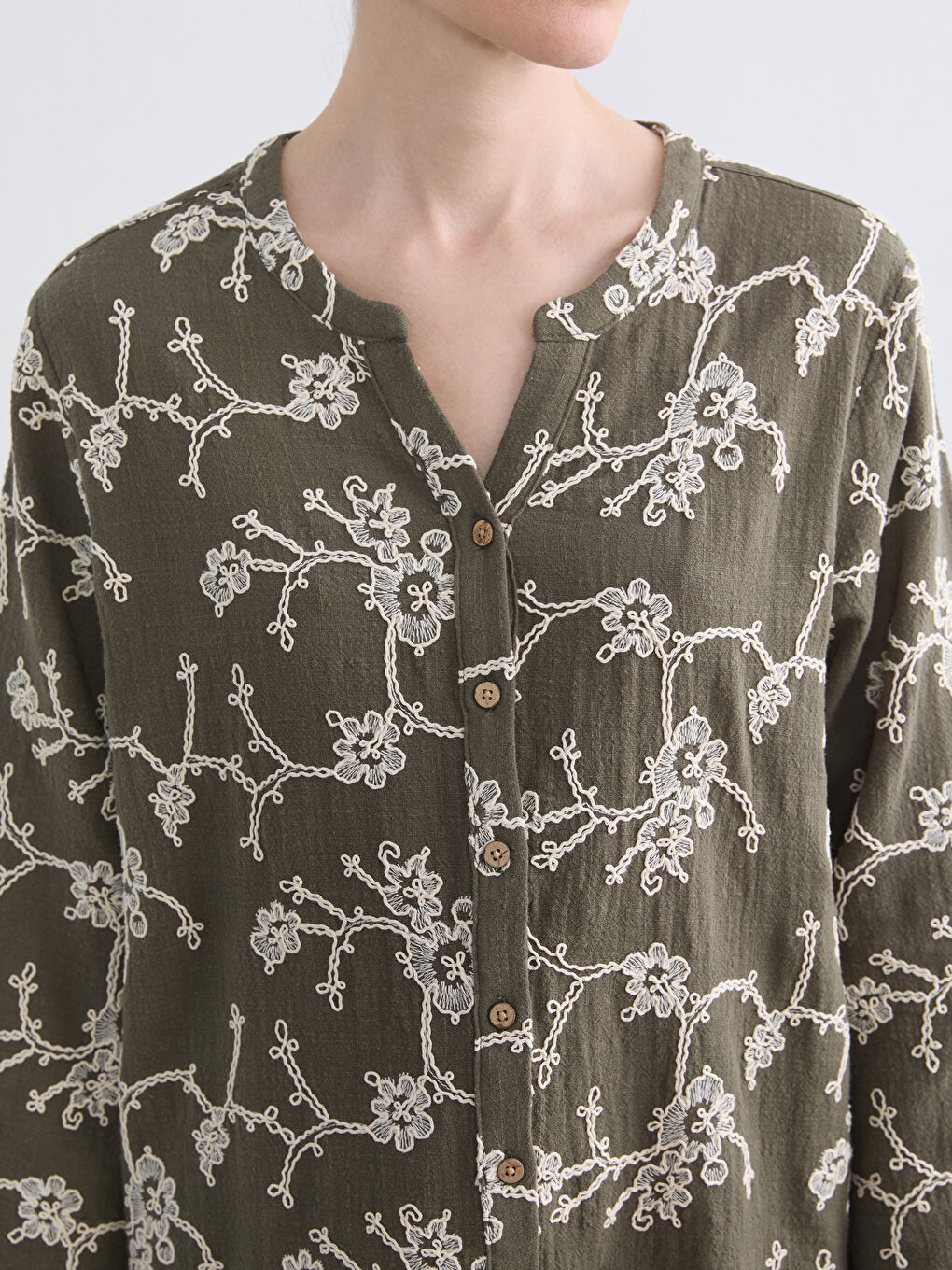 Блуза с прорез деколте и бродерия-2