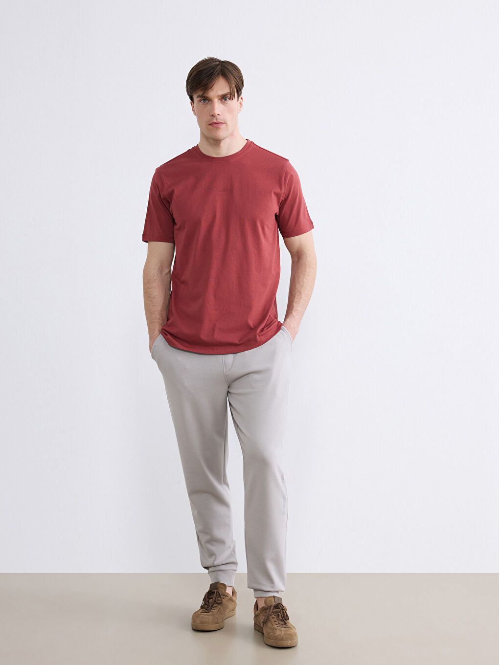 تيشيرت رجالي مطبوع محبوك بياقة دائرية-1