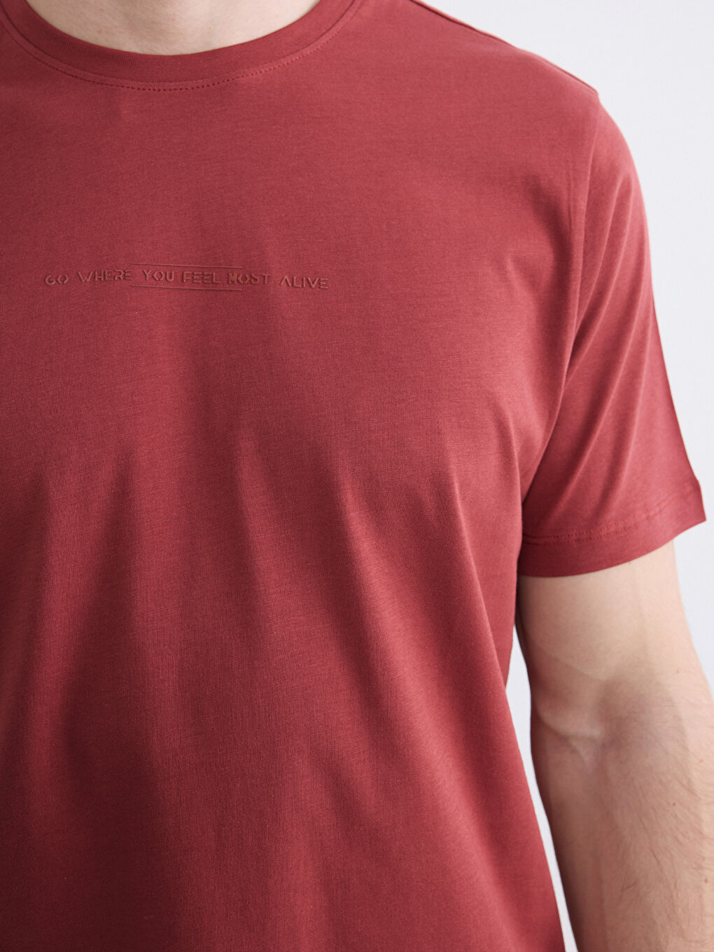 تيشيرت رجالي مطبوع محبوك بياقة دائرية-2