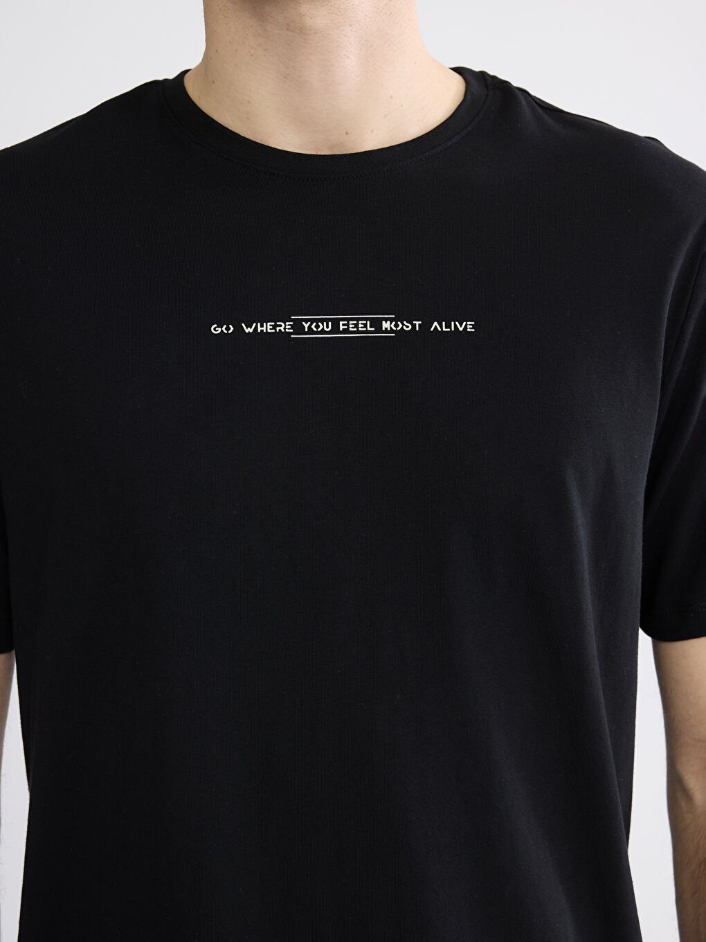 تيشيرت رجالي مطبوع بياقة دائرية محبوكة-2