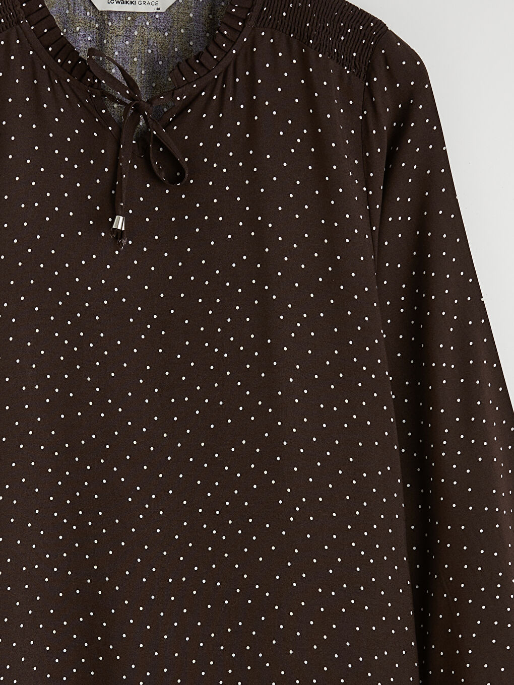 Kahverengi Bağlamalı Yaka Puantiyeli Bluz-1