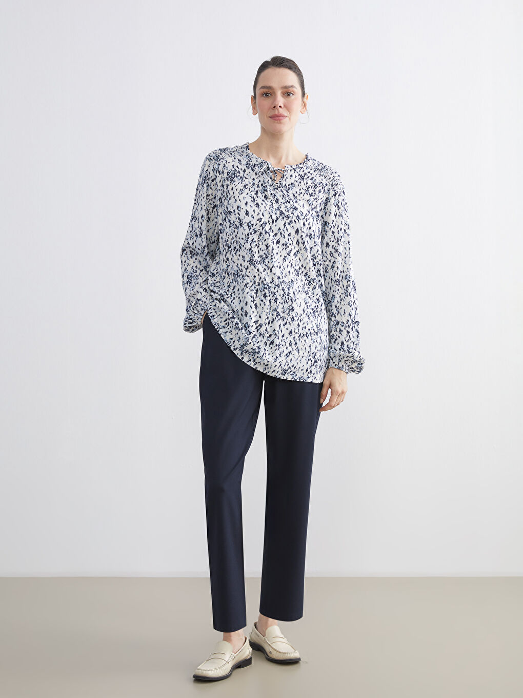 Ekru Bağlamalı Yaka Desenli Bluz-1