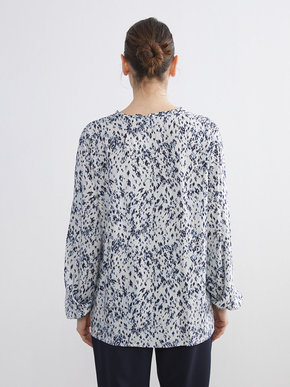 Ekru Bağlamalı Yaka Desenli Bluz-3