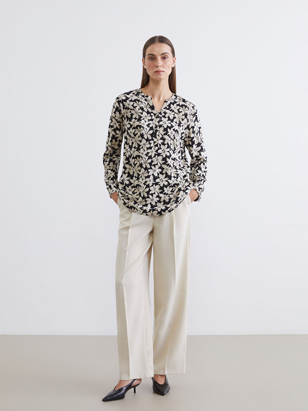 Siyah Kaçık Yaka Çiçekli Bluz-1
