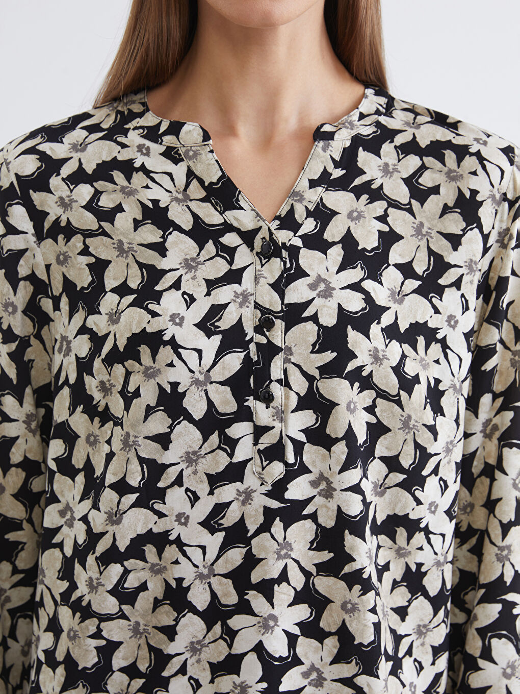 Siyah Kaçık Yaka Çiçekli Bluz-2