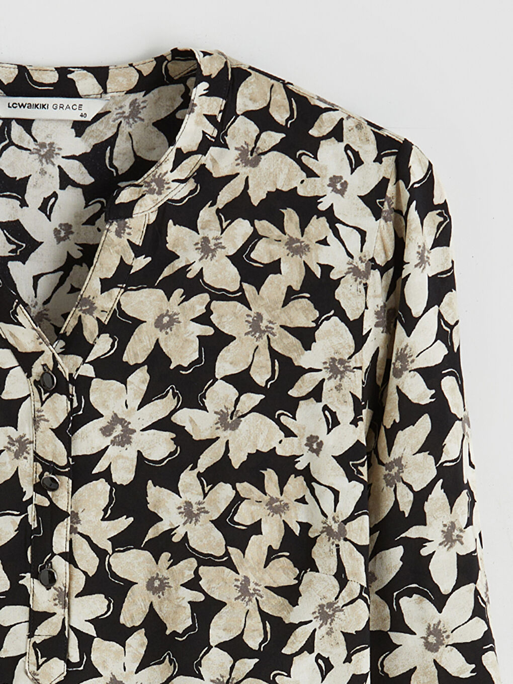 Siyah Kaçık Yaka Çiçekli Bluz-5
