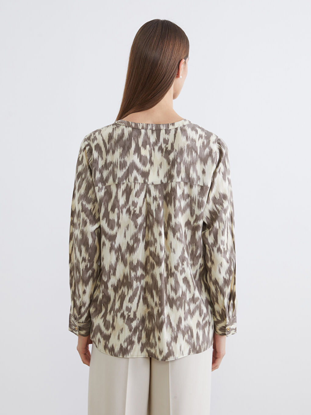 Блузка с асимметричным вырезом и узором-3