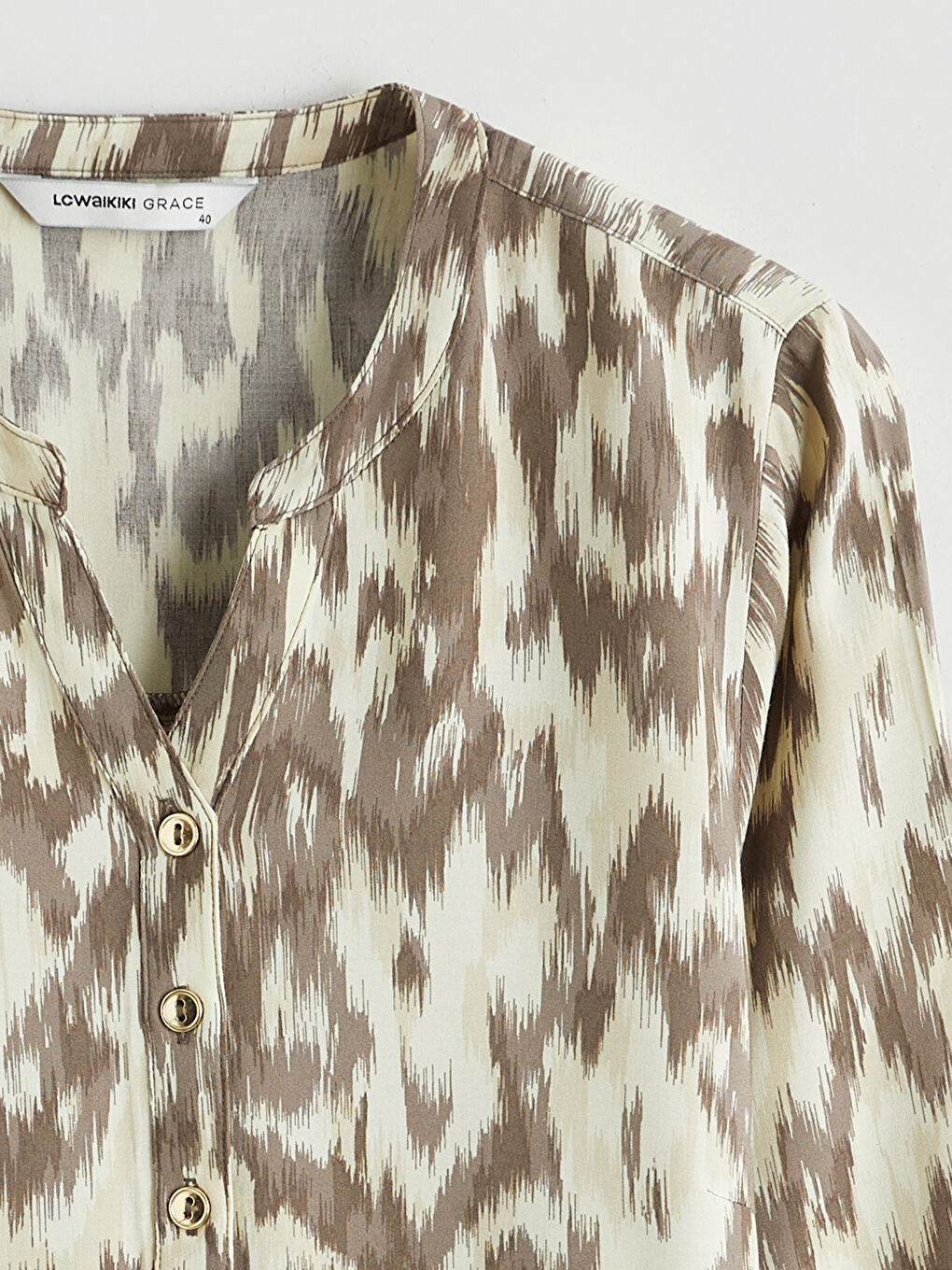 Блузка с асимметричным вырезом и узором-5