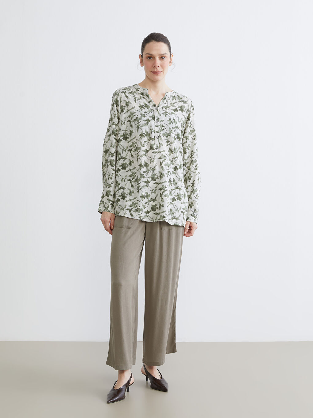 Yeşil Kaçık Yaka Çiçekli Bluz-1