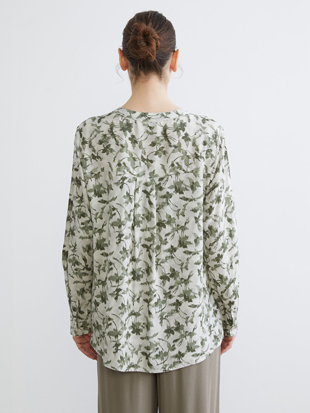 Yeşil Kaçık Yaka Çiçekli Bluz-3
