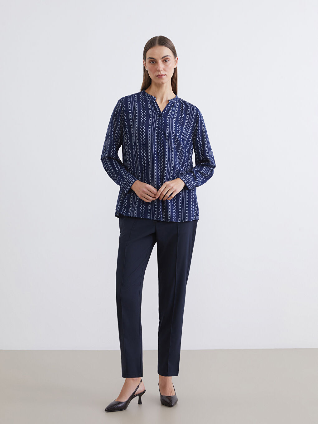 Lacivert Kaçık Yaka Desenli Bluz-1