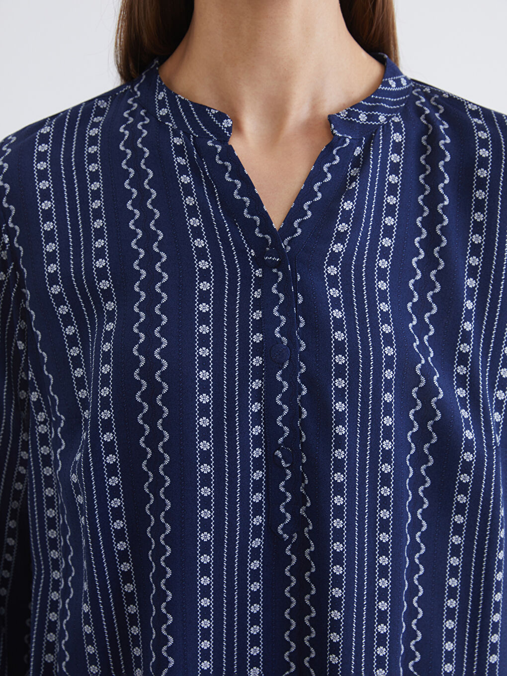 Lacivert Kaçık Yaka Desenli Bluz-2