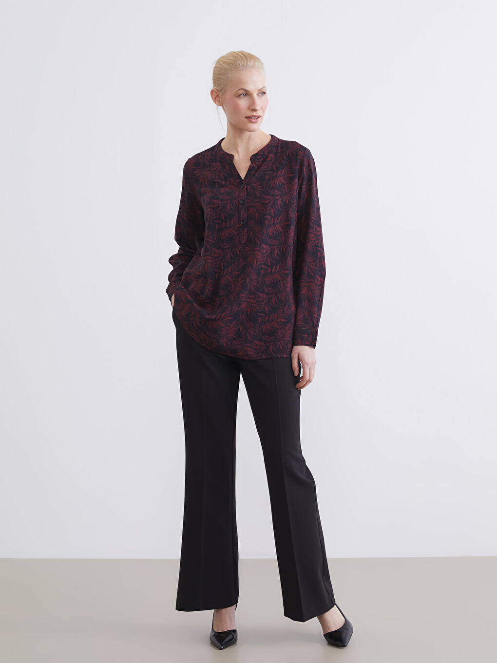 Siyah Kaçık Yaka Çiçekli Bluz	-1