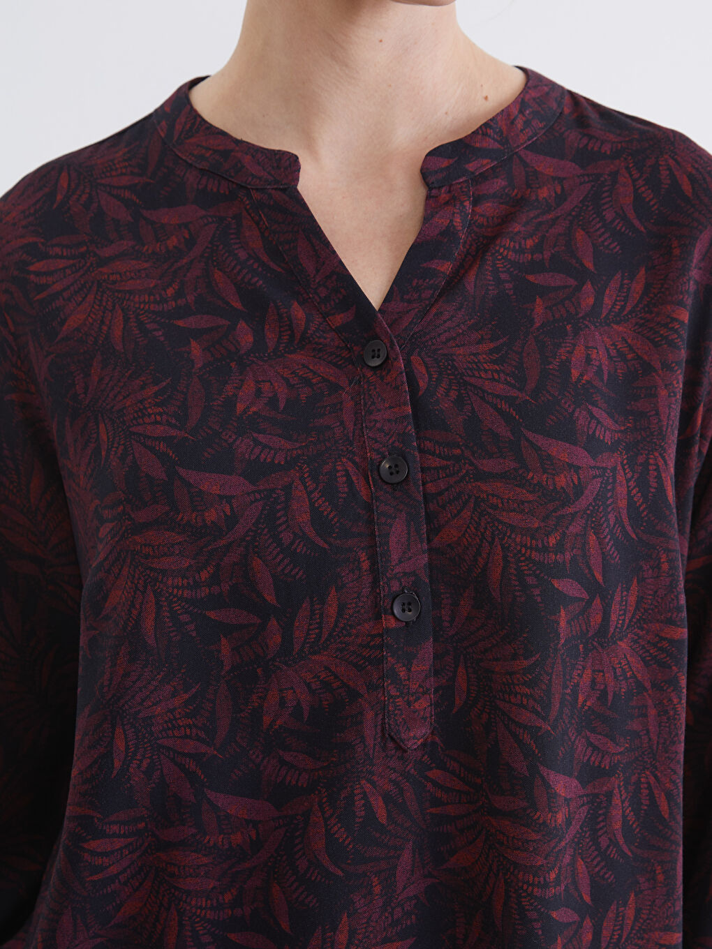 Siyah Kaçık Yaka Çiçekli Bluz	-2