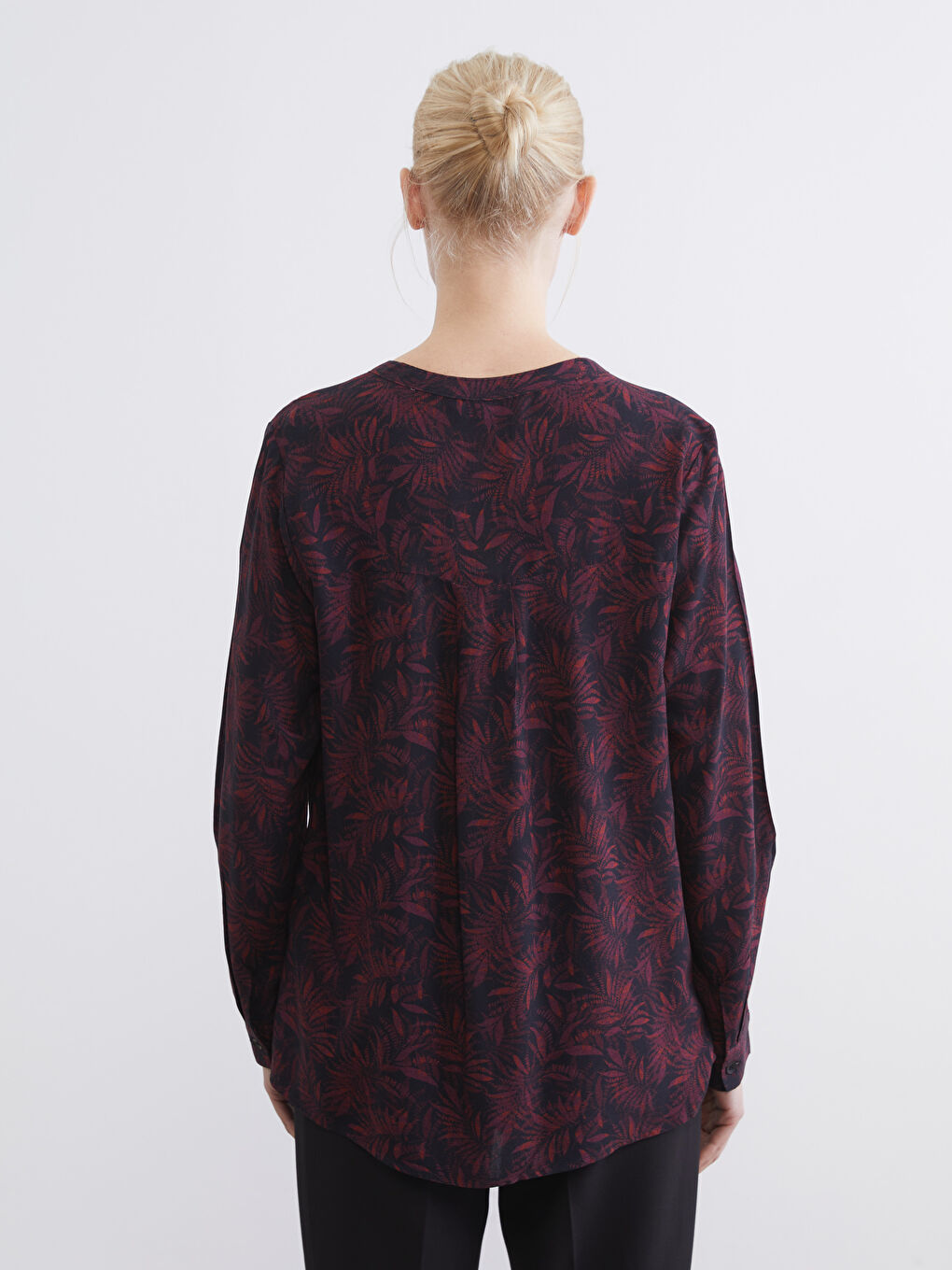 Siyah Kaçık Yaka Çiçekli Bluz	-3