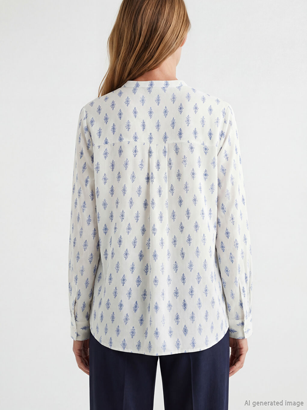 Bluza sa okovratnikom sa izrezom i uzorkom-3