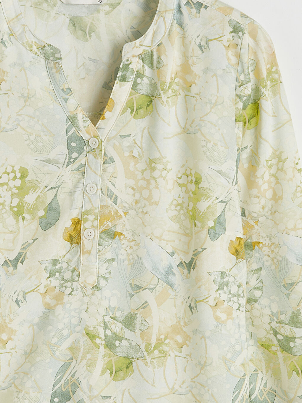 Blouse fleurie à encolure en V échancré-4