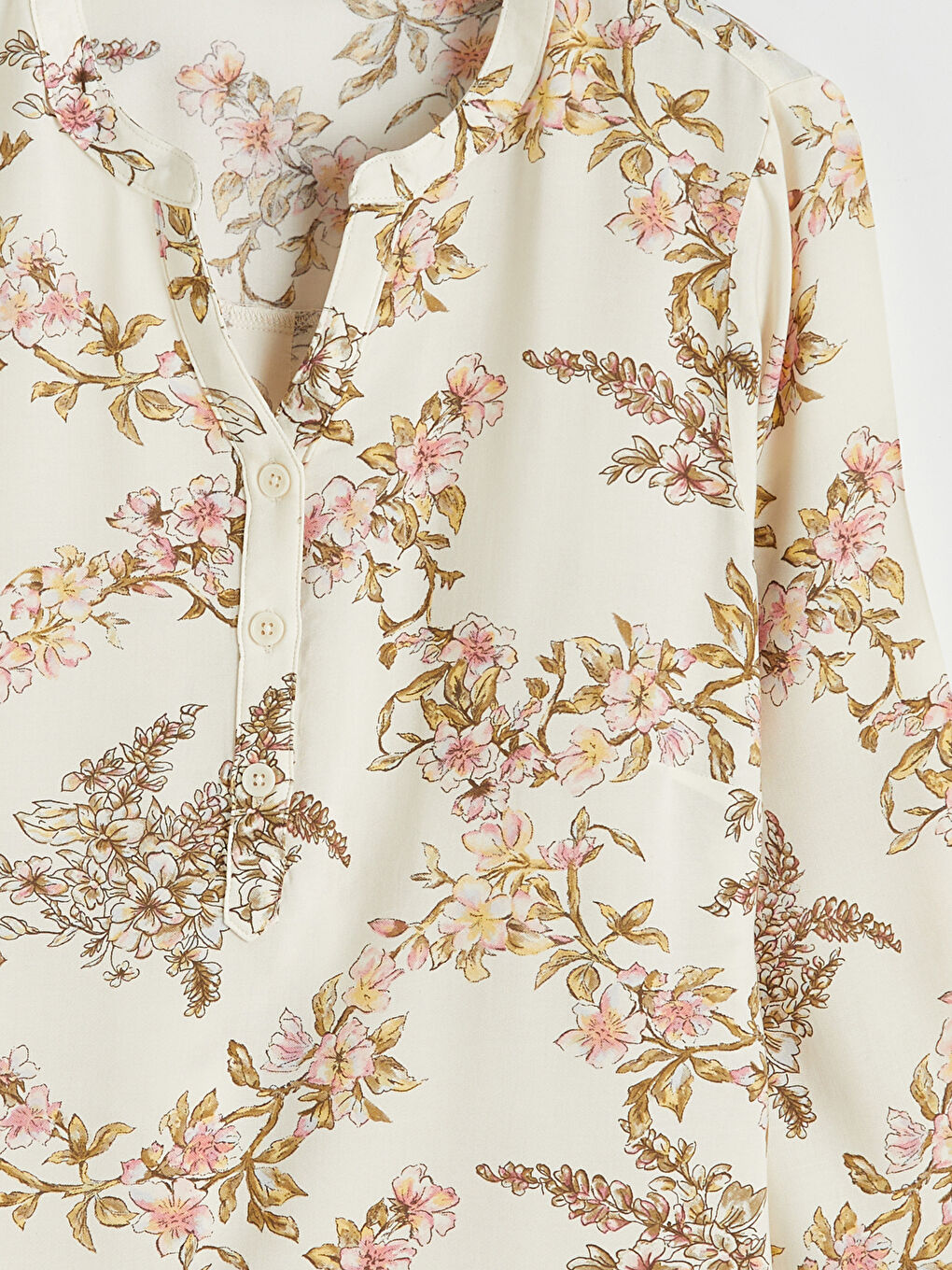 Bluza sa cvetnim dezenom i okovratnikom sa izrezom-4